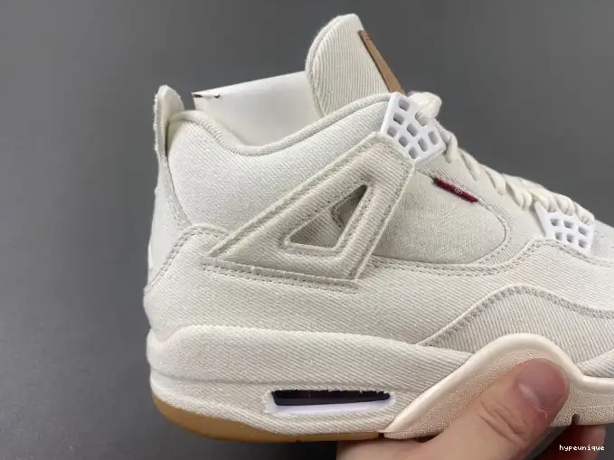 HYPE 'White' Air Jordan Levi's x 4 AO2571-100 0607
